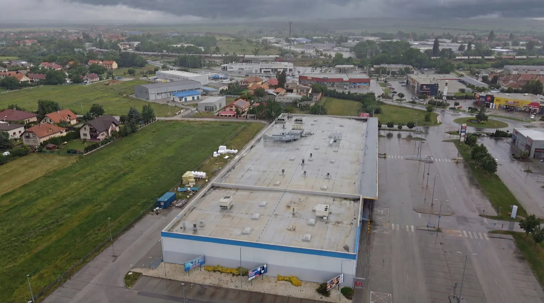 Obchodné centrum Nové Zámky – Rekonštrukcia plochej strechy — Pred rekonštrukciou