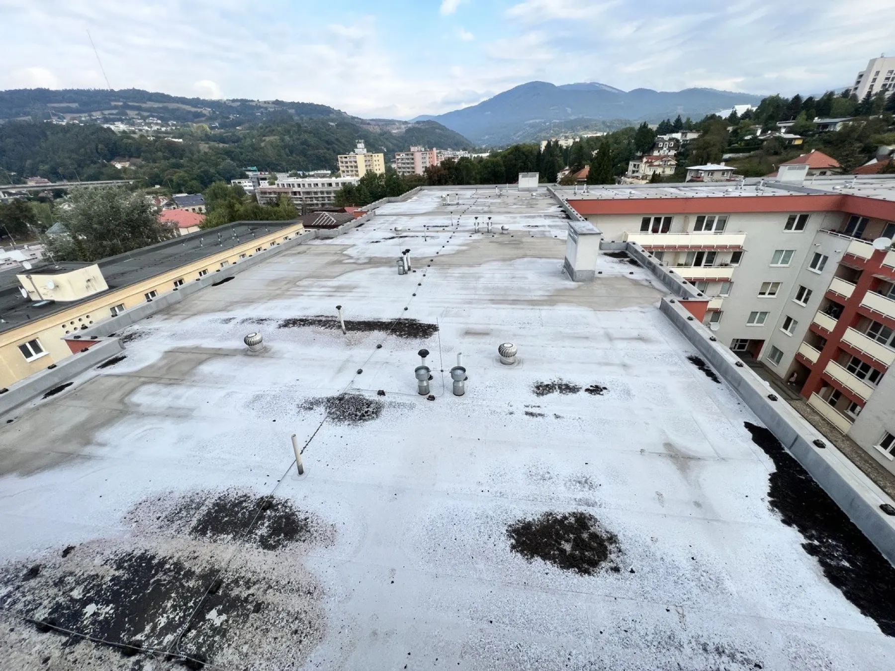 Banská Bystrica, Bytový dom – Oprava hydroizolácie plochej strechy — Pred rekonštrukciou
